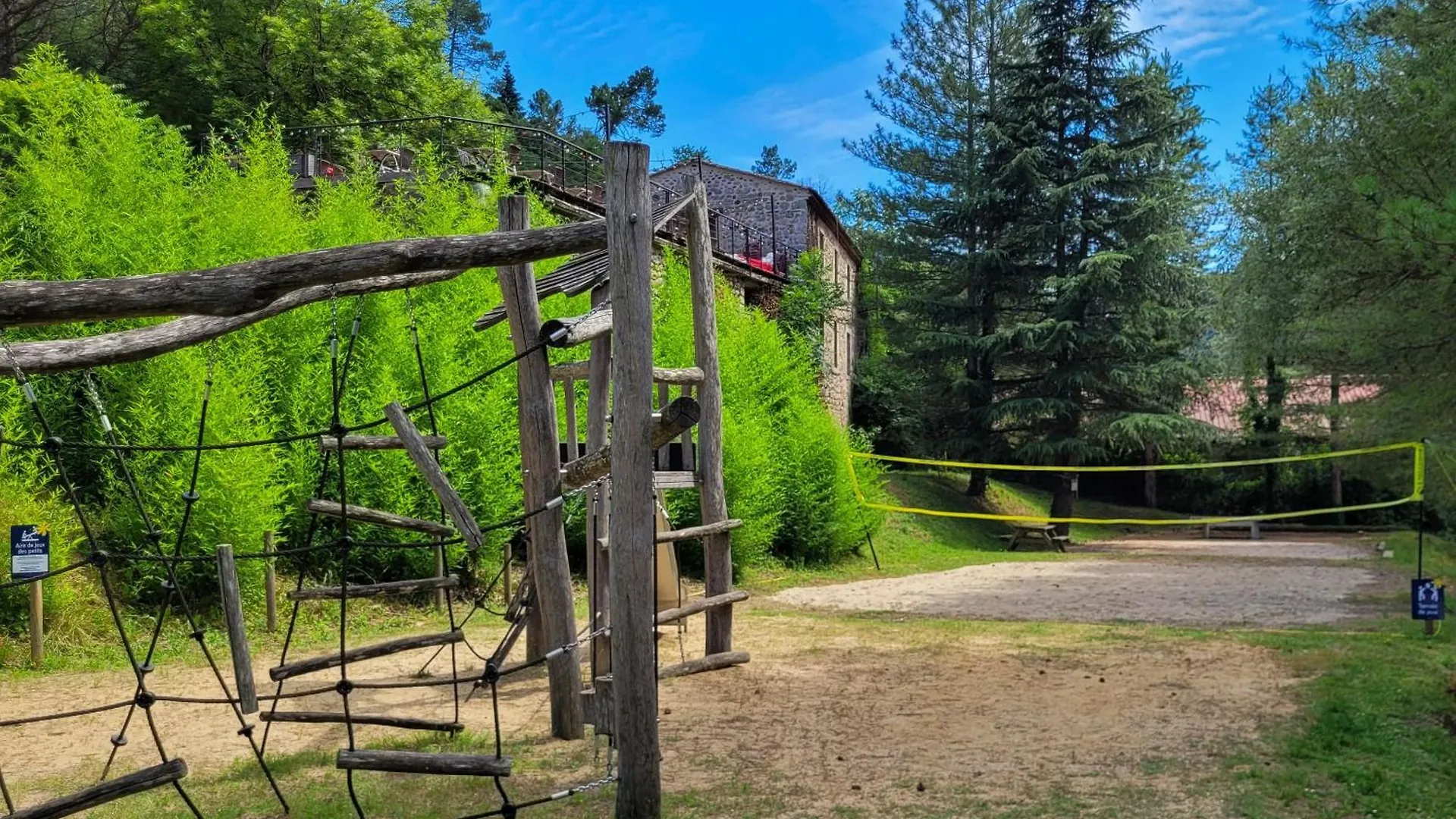 Domaine Residentiel De Plein Air Mas De Champel Otel Les Ollières-sur-Eyrieux Kamp alanı
