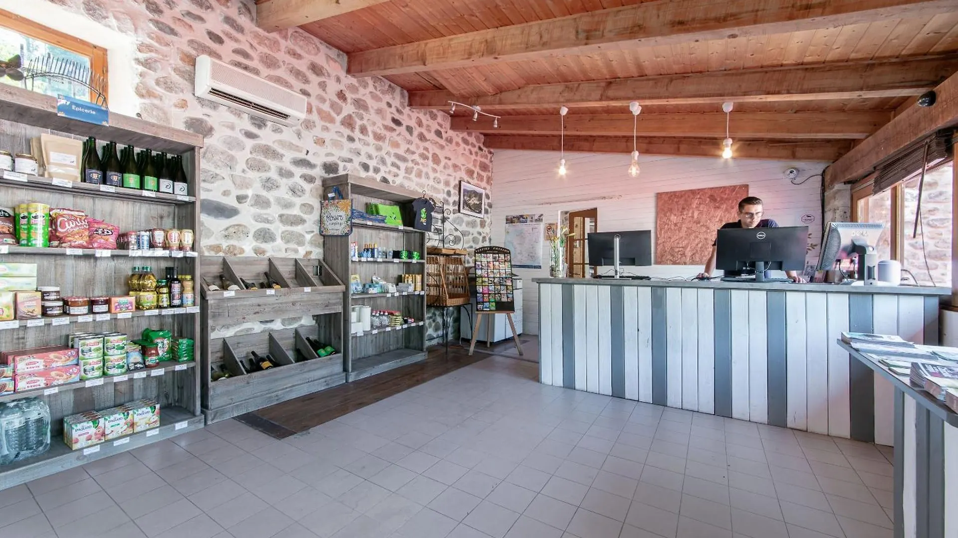 Kamp alanı Domaine Residentiel De Plein Air Mas De Champel Otel Les Ollières-sur-Eyrieux